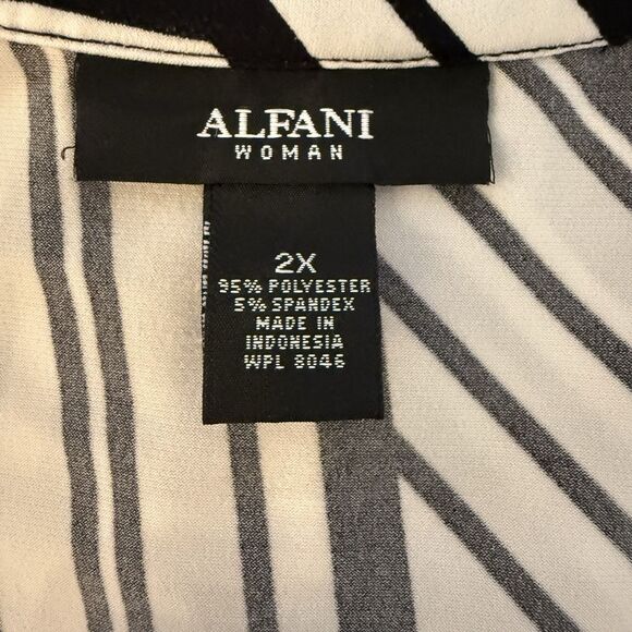 Alfani Woman Plus Size 2X Black And White Geometric Sleeveless Blouse - Picture 3 of 6